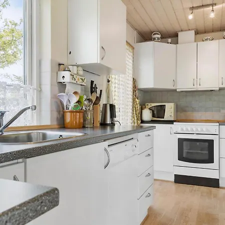 Pet Friendly In With Kitchen *