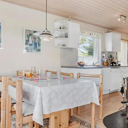 Holiday home Pet Friendly In With Kitchen
