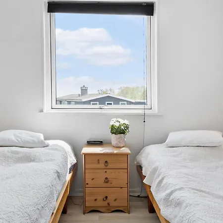 Pet Friendly In With Kitchen Holiday home